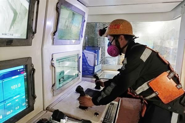 2——小莊礦40302 工作面智能化集控臺.jpg