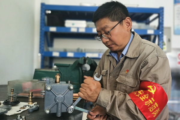 1705913957239019.jpg 黨員攻關(guān)_副本.jpg