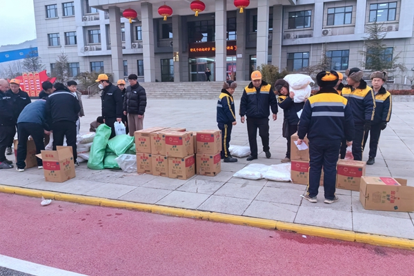 1707116676151740.jpg 發(fā)放慰問品_副本.jpg