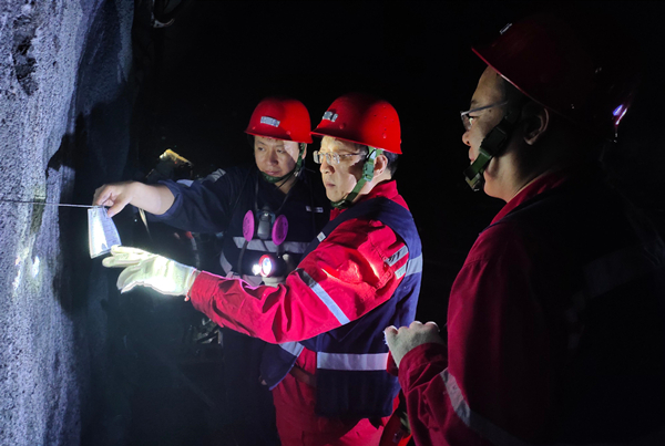 1——堅(jiān)守紅線 安全實(shí)現(xiàn)“零”目標(biāo) _副本.jpg