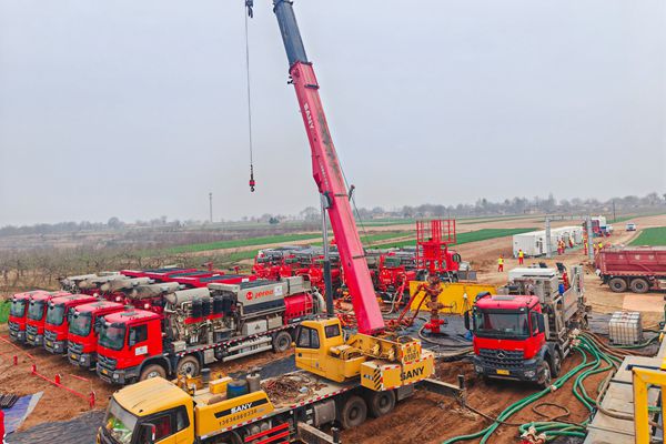 2 壓裂現(xiàn)場(chǎng)_副本.jpg