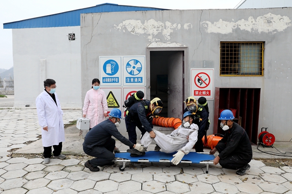 1733388375100856.jpg 3.有限空間作業(yè)應(yīng)急演練_副本.jpg