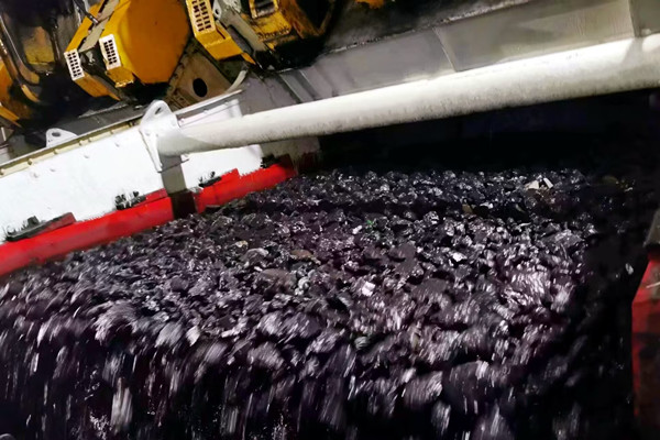 2—— 滿弦開弓 煤炭產(chǎn)銷創(chuàng)新高_(dá)副本.jpg