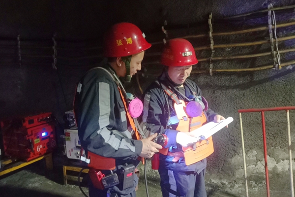 1750389720112158.jpg 第一段,機(jī)電隊(duì)黨員攻堅(jiān)隊(duì)井下隱患排查_副本.jpg