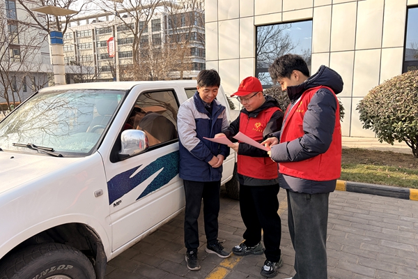 1764723658140771.jpg 1.為駕駛員發(fā)放交通安全宣傳資料_副本.jpg