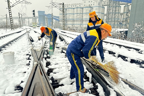 1767841411106139.jpg 黨員發(fā)揮先鋒模范作用_副本.jpg