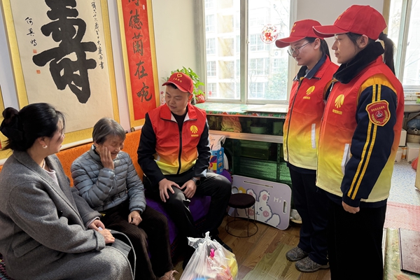 1772693434190554.jpg 慰問孤寡老人.jpg