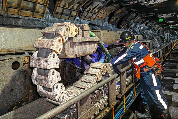 綜采隊(duì)職工正在對(duì)采煤機(jī)進(jìn)行檢修，通過(guò)預(yù)防性維護(hù)杜絕設(shè)備“帶病運(yùn)行”_副本.jpg