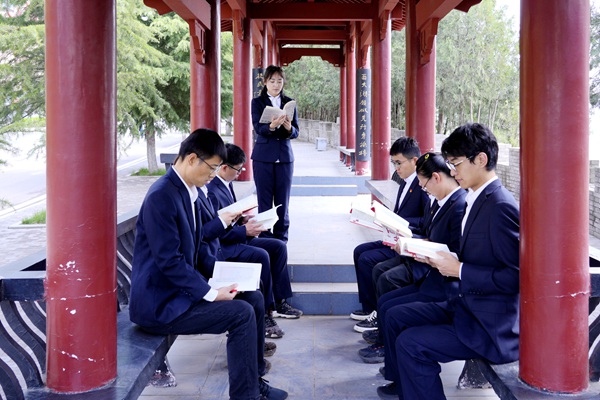誦讀紅色書籍_副本.jpg